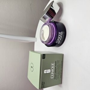 Clinique Purple Moisture Surge Hydrator